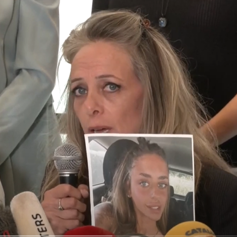 Η μητέρα της 21χρονης που βρίσκεται αιχμάλωτη από τη Χαμάς κρατά στα χέρια φωτογραφία της κόρης της και κάνει δηλώσεις στις κάμερες