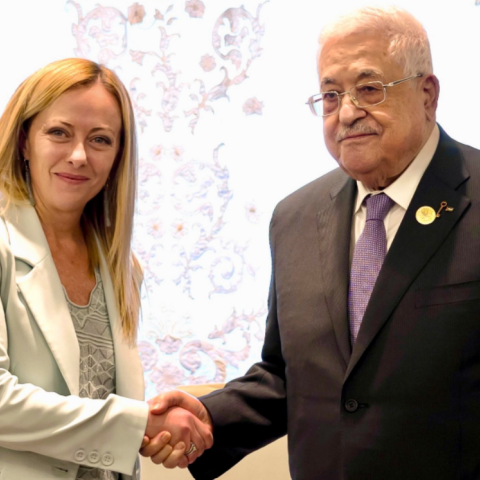 Στο περιθώριο της διεθνούςδιάσκεψης που οργανώθηκε στο Κάιρο, η Τζόρτζια Μελόνι είχε διμερή συνάντηση με τον Παλαιστίνιο Πρόεδρο Μαχμούντ Αμπάς