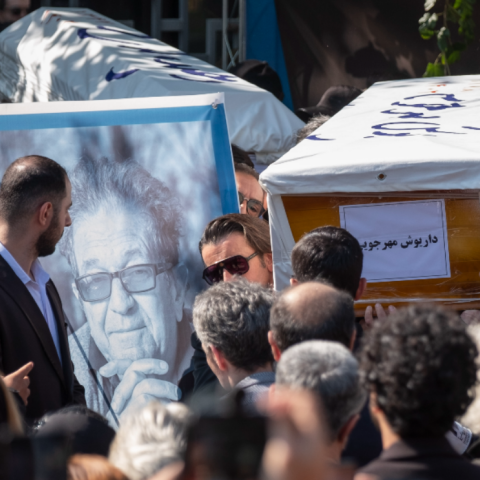 O ιρανός σκηνοθέτης Νταριούς Μερτζουί δολοφονήθηκε μαζί με την σύζυγό του από τον πρώην κηπουρό του εξαιτίας οικονομικής διαφοράς