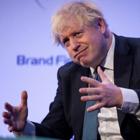 Ο Μπόρις Τζόνσον ρωτούσε επιστήμονες αν θα μπορούσε να «σκοτώσει» την Covid-19 με πιστολάκι μαλλιών