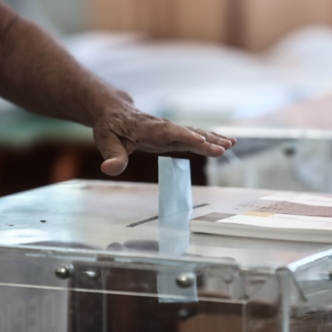 Δημοσκόπηση Metron: Κυριαρχία ΝΔ - Σε απόσταση αναπνοής το ΚΚΕ από τον ΣΥΡΙΖΑ