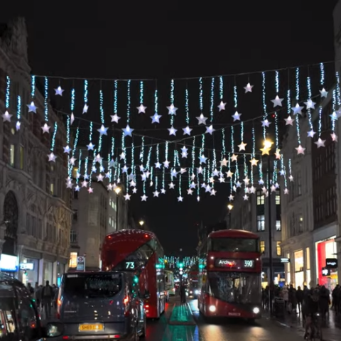 Χριστουγεννιάτικα αστέρια και λαμπιόνια στην Oxford Street του Λονδίνου