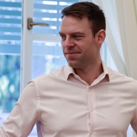 Συνέντευξη Κασσελάκη στον δρόμο: Αιχμές κατά Τσίπρα, Τσακαλώτου και άνοιγμα σε Αχτσιόγλου