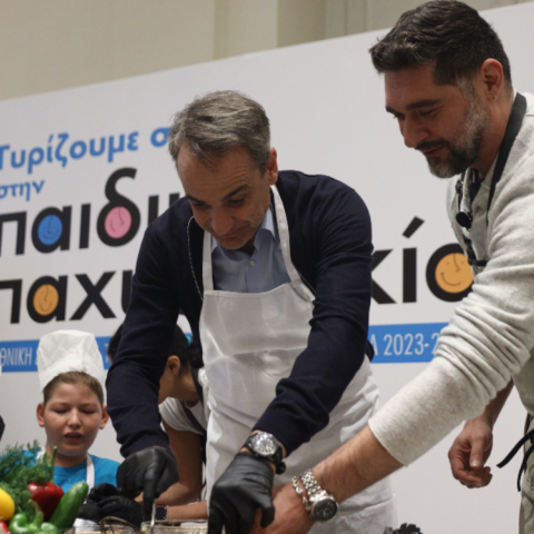 Ο Κυριάκος Μητσοτάκης μαγείρεψε υγιεινά με τον σεφ Πάνο Ιωαννίδη και έπαιξε μπάσκετ με τον Θοδωρή Παπαλουκά