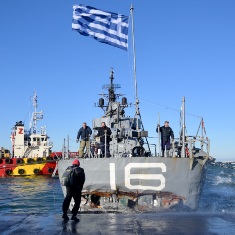 Σε επιχείρηση διάσωσης για το «Βέλος» - Δύτες καταγράφουν τις ζημιές