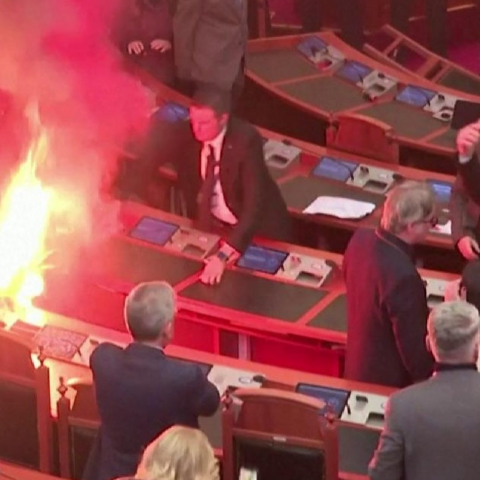 Φωτιά στα έδρανα του αλβανικού κοινοβουλίου