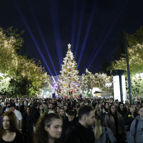 Φωταγωγήθηκε το χριστουγεννιάτικο δέντρο στην πλατεία Συντάγματος