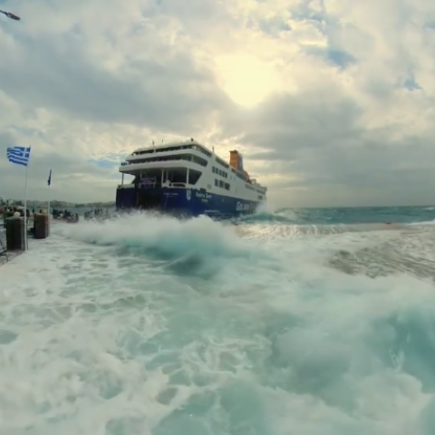 Τήνος: Πλοίο αποβιβάζει επιβάτες και οχήματα ενώ τα κύματα καταπίνουν το λιμάνι