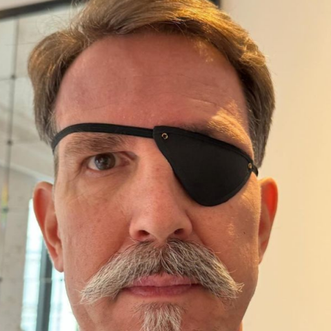 Παύλος Γλύξμπουργκ: Με κάλυμμα στο μάτι έπειτα από χειρουργική επέμβαση - Η ανάρτησή του γιου του τέως βασιλιά Κωνσταντίνου στο Instagram. 