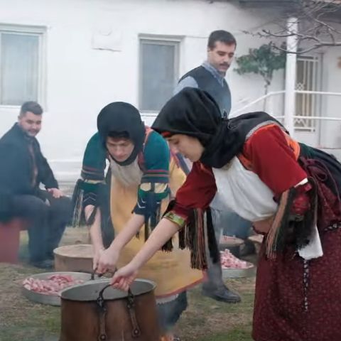 Στιγμιότυπο από την αναβίωση του εθίμου της γουρνοχαράς σε χωριό της Καρδίτσας