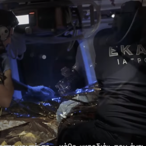 Εργαζόμενοι στο ΕΚΑΒ μέσα σε ασθενοφόρο για την αντιμετώπιση περιστατικού