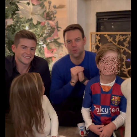 Ο Στέφανος Κασσελάκης μαζί με τον σύζυγό του, Τάιλερ και τα ανίψια του