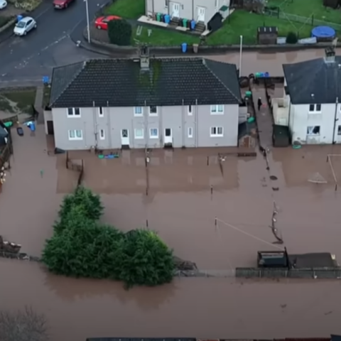 Πλημμυρισμένοι δρόμοι και ζημιές σε σπίτια από το πέρασμα της κακοκαιρίας Gerrit από περιοχές της Βρετανίας