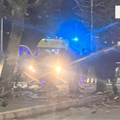 Συντρίμμια από τη σφοδρή σύγκρουση αυτοκινήτου σε δέντρο στην Ξάνθη - Νεκρός ο 18χρονος οδηγός