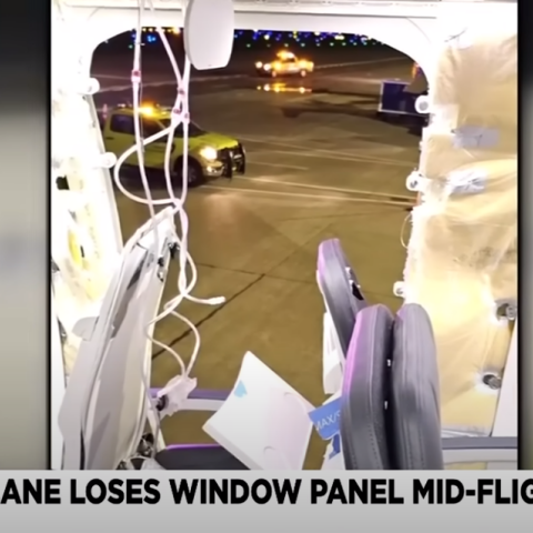 Φωτογραφία δείχνει το σημείο από όπου αποκολλήθηκε παράθυρο από αεροπλάνο της Alaska Airlines λίγο μετά την απογείωση