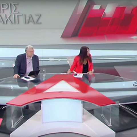 Γιάννης Λοβέρδος και Πάνος Ρήγας με τους δημοσιογράφους της εκπομπής στο Attica TV