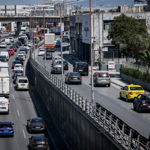 Κίνηση σε δρόμο της Αθήνας και αυτοκίνητα που σχηματίζουν ουρές