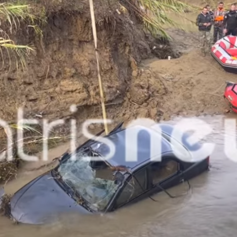 Η στιγμή της ανάσυρσης του αυτοκινήτου που παρασύρθηκε μαζί με τους επιβάτες του από χείμαρρο στο Πλουτοχώρι Ηλείας