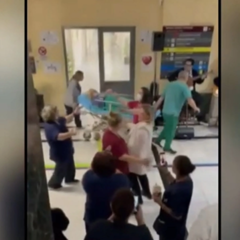 Στιγμιότυπο από βίντεο στο οποίο καταγράφηκε το χριστουγεννιάτικο πάρτι στον Ερυθρό Σταυρό