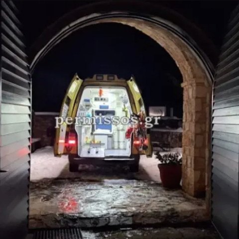 Ασθενοφόρο στο μοναστήρι όπου βρέθηκαν νεκρές οι δύο μοναχές στη Βοιωτία