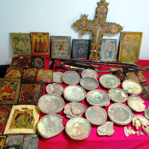 Αρχαία αντικείμενα, εικόνες και όπλα κατάσχεσαν οι αρχές από το σπίτι 70χρονης στη Θεσσαλονίκη