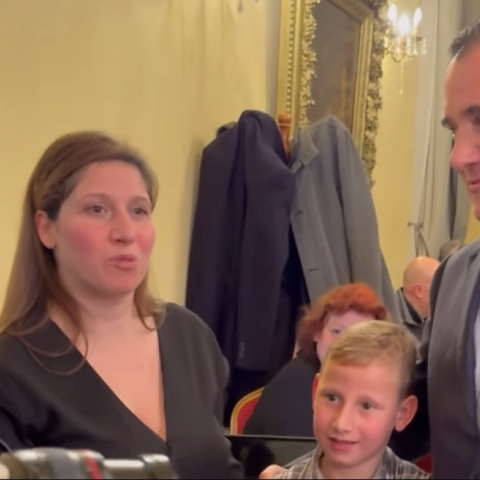 Μητέρα με τον γιο της και τον υπουργό Υγείας Άδωνι Γεωργιάδη