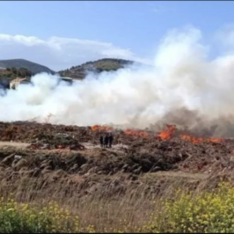 Εικόνα από τη φωτιά που ξέσπασε σε υπαίθριο χώρο στο Λαύριο