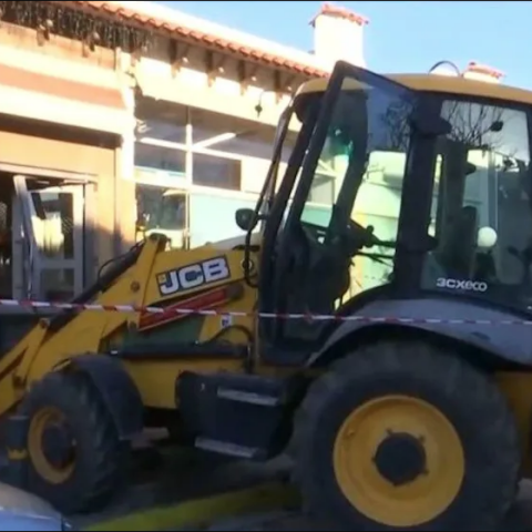 Μπουλντόζα στην είσοδο κοσμηματοπωλείου στο Καπανδρίτι