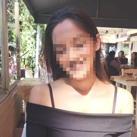 Το θύμα της γυναικοκτονίας έξω από το Αστυνομικό Τμήμα στους Αγίους Αναργύρους