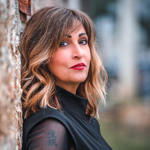 Η τραγουδίστρια και μουσικός Ελένη Πέτα απαντά σε 32 ερωτήσεις για τη ζωή στην Αθήνα.