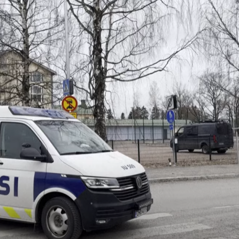 Περιπολικό έξω από το σχολείο όπου έγινε το περιστατικό με τους πυροβολισμούς στη Φινλανδία