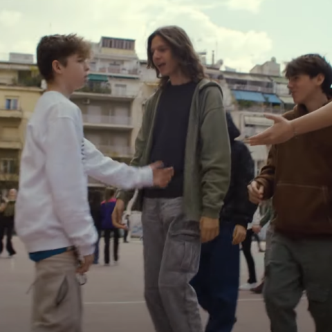 Στιγμιότυπο από το σποτ για το bullying στα σχολεία όπου παιδιά κινούνται απειλητικά προς το μέρος συμμαθητή τους