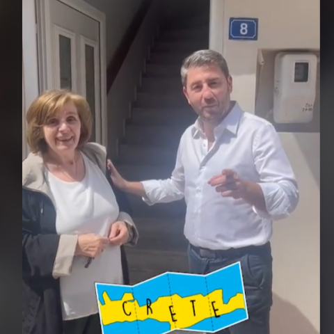 Ο Νίκος Ανδρουλάκης με τη μητέρα του, Πόπη