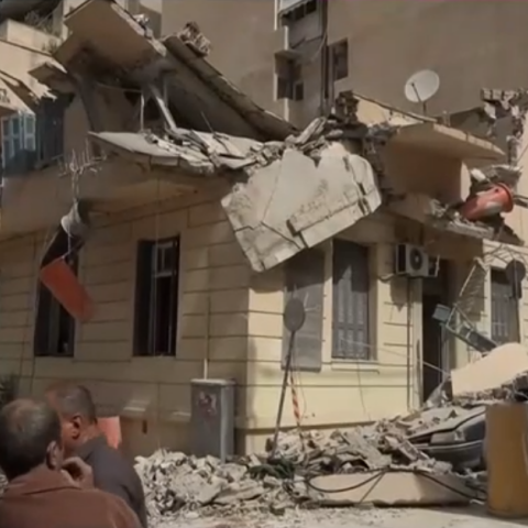 Εικόνα από την κατάρρευση μέρους κτηρίου στο Πασαλιμάνι