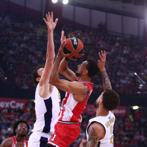 Ο Ολυμπιακός νίκησε τη Φενέρ και κατέλαβε την 5η θέση της κανονικής περιόδου της EuroLeague