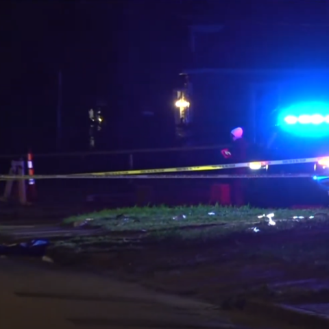 Η αστυνομία έχει αποκλείσει το σημείο όπου έπεσαν πυροβολισμοί με συνέπεια δύο άτομα να χάσουν τη ζωή τους και έξι να τραυματιστούν