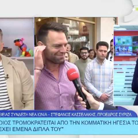 Ο Στέφανος Κασσελάκης αφήνει το ακουστικό του και διακόπτει τη σύνδεση με τη Σίσσυ Χρηστίδου