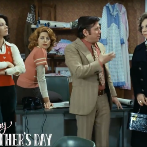 Σκηνή από την ταινία «30 γυναίκες κι εγώ» με τον Κώστα Βουτσά και τη «μητέρα» του