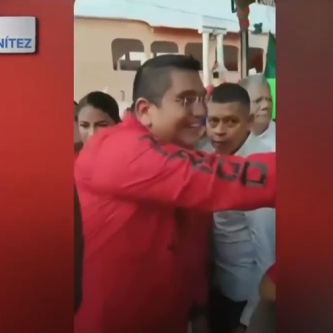 Ο υποψήφιος δήμαρχος δευτερόλεπτο πριν δολοφονηθεί ενώ χαιρετά υποστηρικτές του