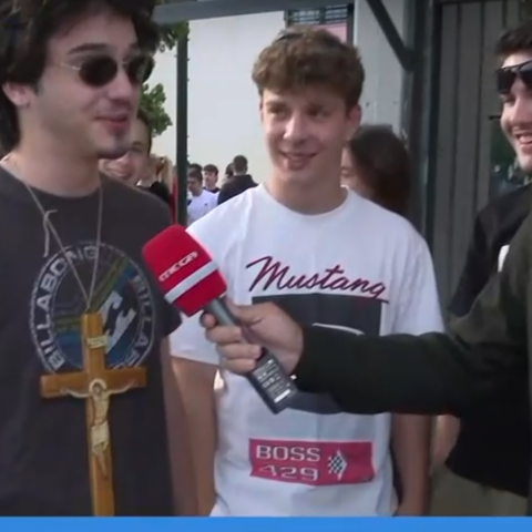 Μαθητής με κρεμασμένο μεγάλο σταυρό στο στήθος