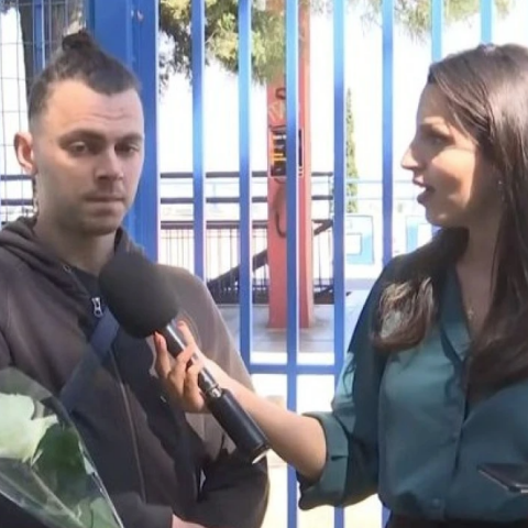 Νεαρός περίμενε το κορίτσι του με ένα λευκό τριαντάφυλλο έξω από το Εξεταστικό κέντρο όπου έδινε Πανελλήνιες