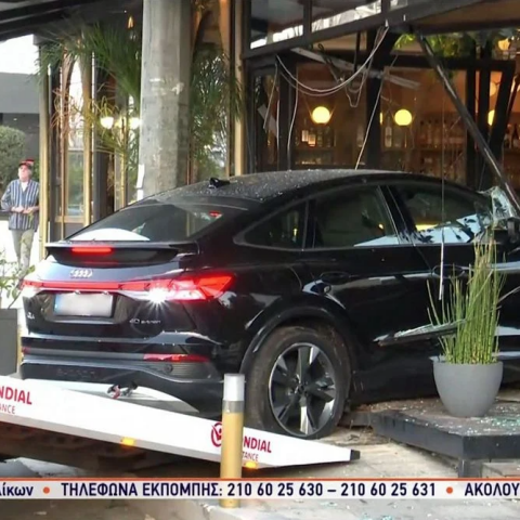 Αυτοκίνητο μπήκε σε καφετέρια στη Λεωφόρο Συγγρού