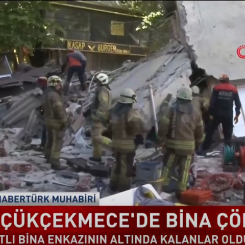 Εικόνα από τα τουρκικά ΜΜΕ από τις προσπάθειες διασωστών για την ανάσυρση των εγκλωβισμένων από τα συντρίμμια του κτιρίου που κατέρρευσε στην Κωνσταντινούπολη