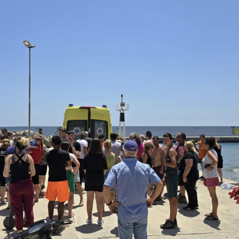 Ασθενοφόρο σε παραλία