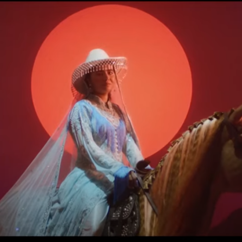 Η Μαλάλα Γιουσαφζάι πάνω σε ένα ψεύτικο άλογο 