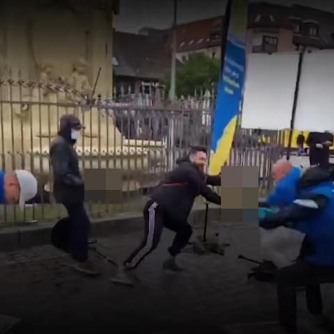 Στιγμιότυπο από την επίθεση κατά αστυνομικών στο Μανχάιμ