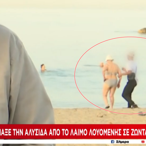 Η στιγμή που ο δράστης προσεγγίζει την ηλικιωμένη γυναίκα και της αφαιρεί την αλυσίδα από τον λαιμό