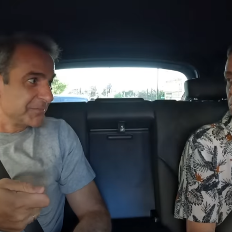 Κυριάκος Μητσοτάκης και Γιάννης Σαρακατσαάνης στα πίσω καθίσματα αυτοκινήτου