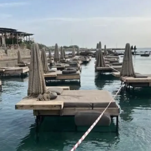 Ξαπλώστρες μέσα στη θάλασσα