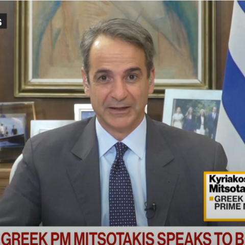 Ο Κυριάκος Μητσοτάκης μίλησε το πρωί της Τετάρτης στο Bloomberg από το γραφείο του στο Μέγαρο Μαξίμου